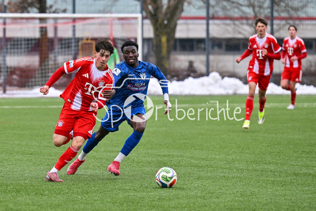 FC Bayern Amateure - SGV Freiberg Fussball | MUNICH, GERMANY - 29. JANUARY: im Duell Maximilian SCHUHBAUER (FC Bayern München II 7) und Abou Dramane BALLO (SGV Freiberg 27) während dem Testspiel zwischen den Amateuren des FC Bayern und dem SGV Freiberg Fussball am FC Bayern Campus