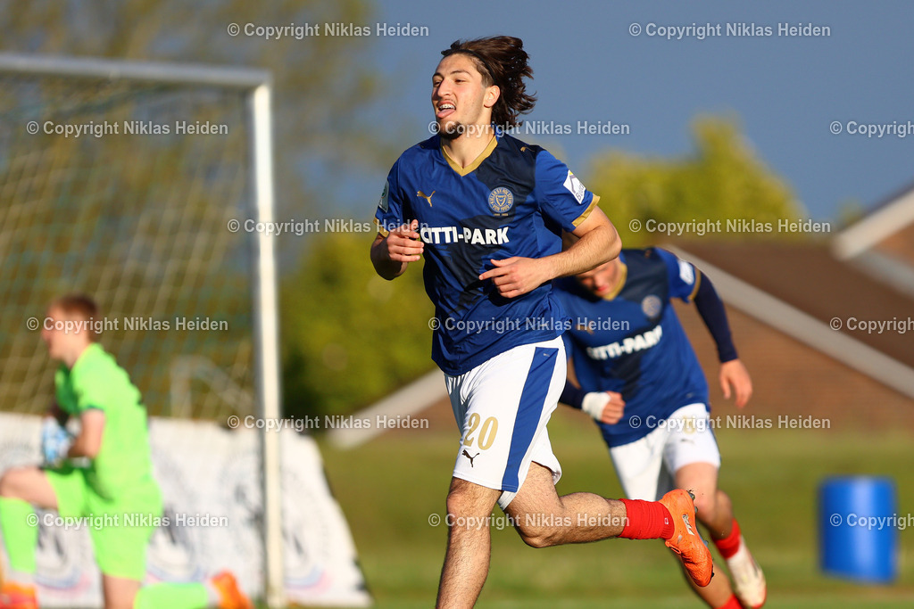 NH_JFVLübeckU19_HolsteinKielU19_SHFVLandespokal_14052026 | #20 Emin Torunogullari (Holstein Kiel U19) bejubelt seinen Treffer zum 1:2.Fußball I Junioren I SHFV-Landespokal (A-Junioren) I Saison 2025-2026 I Finale I JFV Lübeck U19 - Holstein Kiel U19 I 14.05.2026 I Uwe-Seeler-Fußball-Park