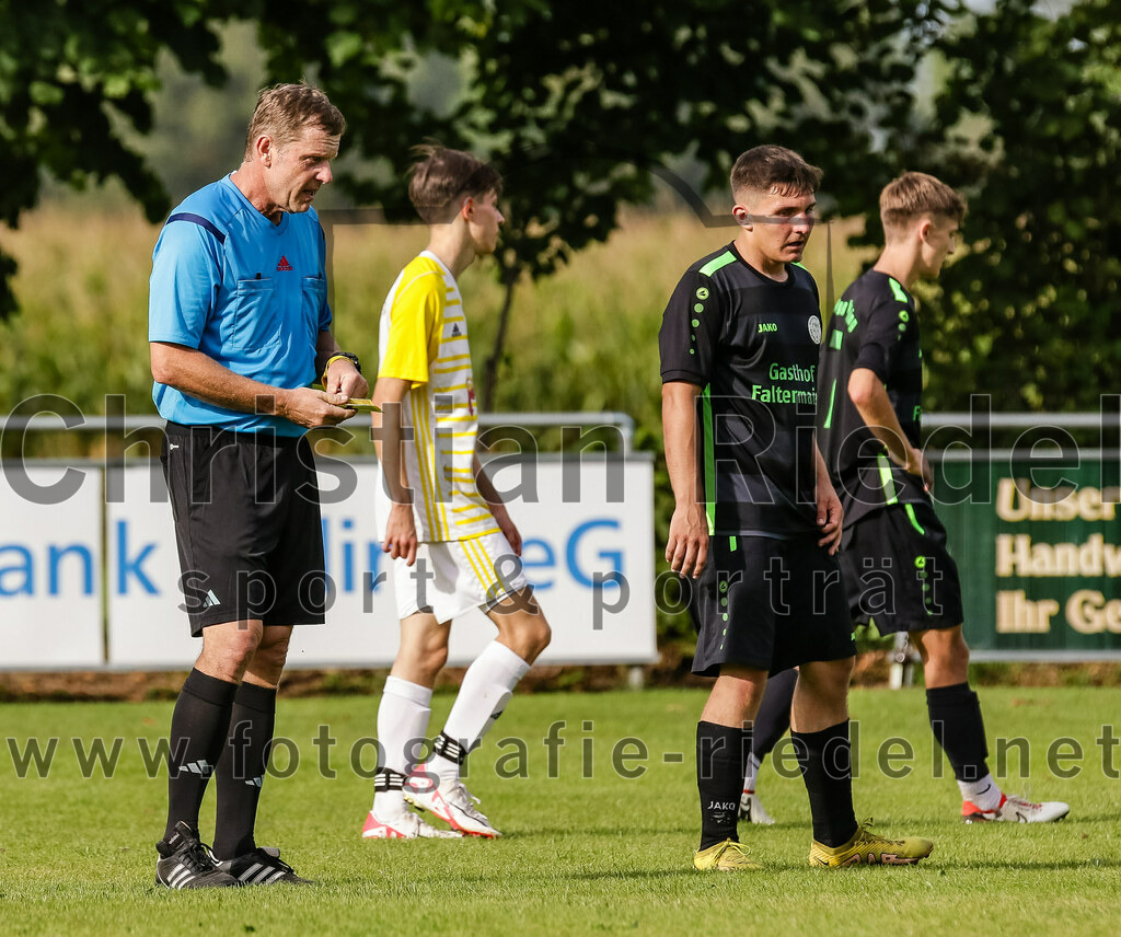 2023-09-17_079_SpVgg_Neuching_gegen_FC_Langenpreising | Neuching, Deutschland, 17.09.2023:
Fußball, A-Klasse 2023 / 2024, 7. Spieltag, SpVgg Neuching gegen SpVgg Langenpreising, Endergebnis: 5:1

Schiedsrichter Hans-Peter Walter, Antonio Zuparic (SpVgg Neuching, #18)

Foto: Christian Riedel / fotografie-riedel.net
