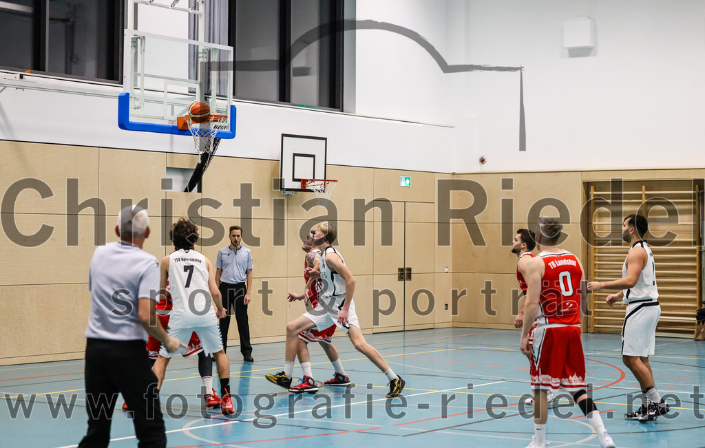 2022-12-03_072_TSV_Vaterstetten_gegen_TG_Landshut | Vaterstetten, Deutschland, 03.12.2022:
Basketball, Bayernliga Herren Südost 2022 / 2023, 7. Spieltag, TSV Vaterstetten gegen TG Landshut, Endergebnis: 71:78

Luca Maurice Kohll (TSV Vaterstetten, #7), D. Wolf (TSV Vaterstetten, #14), Christoph Hüttenkofer (TG Landshut, #0), Christian Balszuweit (TSV Vaterstetten, #2)

Foto: Christian Riedel / fotografie-riedel.net