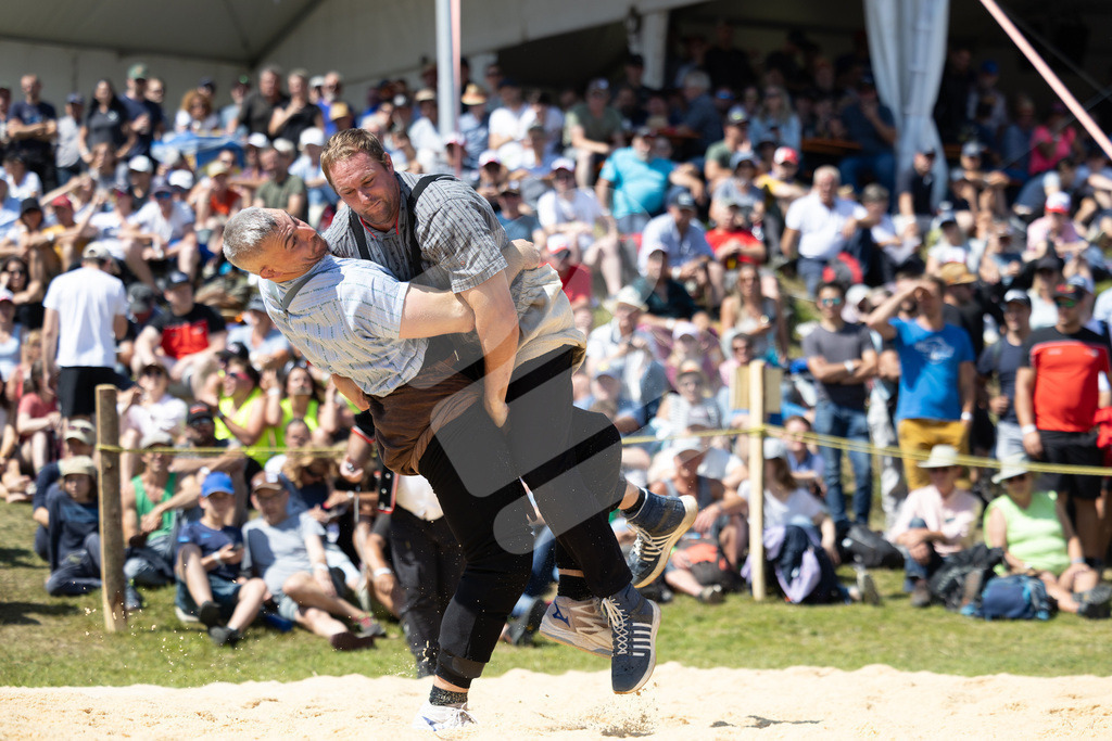 Rigi2025_2285 | Die Schwinger des Schwyzer Kantonalen Schwingerverbandes: Fotos, die Dynamik und Leidenschaft festhalten, sowie emotionale Momente aus dem traditionellen Schwingsport zeigen. - Realisiert mit Pictrs.com