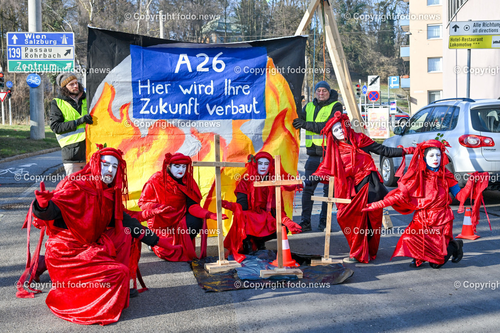 Demonstration gegen die Fertigstellung der A26 Westring_ 20.01.2024-12 | 20.01.2024, Linz, AUT, Demonstration, im Bild Teilnehmer der Demonstration gegen die Fertigstellung der A26 Westring, Autobahn, Verkehr, Verkehrswende, Klima, Klimawandel, Red Rebells, Trauermarsch, Aktivisten, Musik, Transparente, Tafeln, Schilder, Ansprache, Polizei, Polizeiauto, Absperrung, Wissensturm