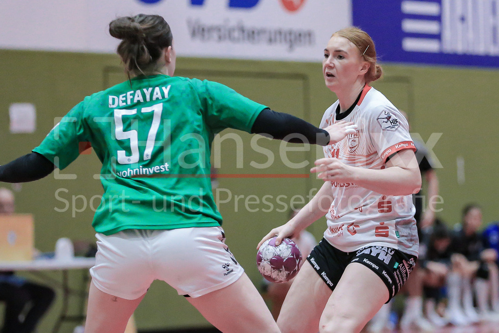 Handball, 2. Bundesliga Frauen, SV Werder Bremen - TG Nürtingen | v.li.: Alina Defayay (SV Werder Bremen, 57) und Kerstin Foth (TG Nürtingen, 11) im Zweikampf, Duell, Spielszene, Aktion, Action