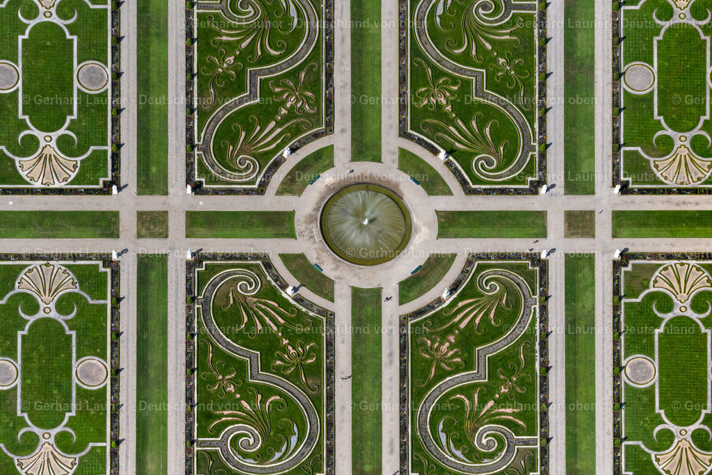 4030929 | HANNOVER 02.06.2020 Der Große Garten im Stadtteil Herrenhausen in Hannover im Bundesland Niedersachsen. Der Barockgarten an der Herrenhäuser Straße wurde im 17. Jahrhundert errichtet und besteht aus vielen Broderiemustern und der zentral gelegenen Glockenfontäne. // The big garden in the part of town of Herrenhausen in Hannover in the federal state Lower Saxony. The baroque garden in the mansions street was established in the 17th century and exists of many Broderie scrutinise and the centrally situated bell jet. Foto: Gerhard Launer