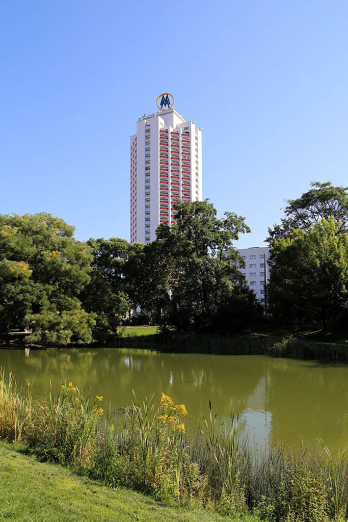 Bildlexikon Leipzig - Wintergartenhochhaus - Blick vom Schwanenteich | Das Team hinter BILDLEXIKON LEIPZIG bündelt historische wie aktuelle Informationen über die Stadt Leipzig in Text und Bild auf einer Plattform und stellt diese der interessierten Öffentlichkeit zur Verfügung.