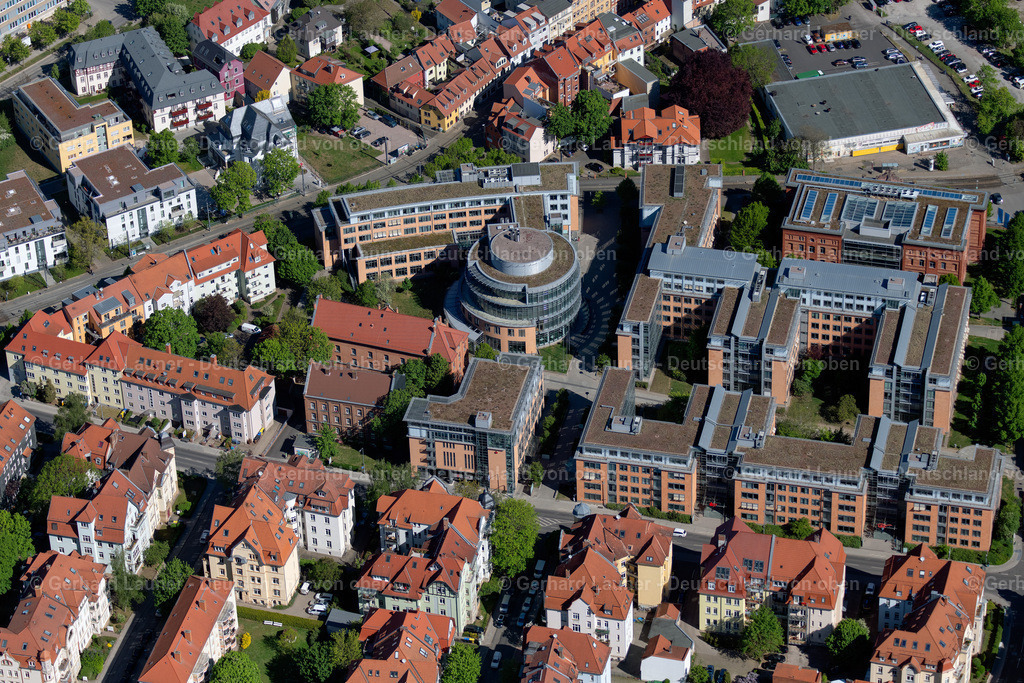 4026468 | ERFURT 07.05.2020 Banken- Verwaltungsgebäude des Finanzdienstleistungs- Unternehmens der Landesbank Hessen-Thüringen Girozentrale und der Sparkassenakademie Hessen-Thüringen im Ortsteil Brühlervorstadt in Erfurt im Bundesland Thüringen, Deutschland. Weiterführende Informationen bei: Landesbank Hessen-Thüringen Girozentrale,  Sparkassen- und Giroverband Hessen-Thüringen (SGVHT) Sparkassenakademie. // Banking administration building of the financial services company of Landesbank Hessen-Thueringen Girozentrale and of Sparkassenakademie Hessen-Thueringen in the district Bruehlervorstadt in Erfurt in the state Thuringia, Germany. Further information at: Landesbank Hessen-Thueringen Girozentrale,  Sparkassen- und Giroverband Hessen-Thueringen (SGVHT) Sparkassenakademie. Foto: Gerhard Launer