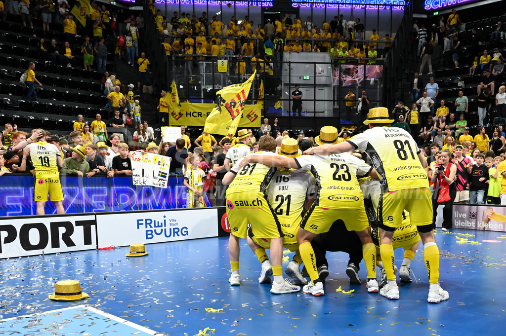 Zug United - HC Rychenberg - 25. April 2026 | Die HCR-Spieler singen mit den Fans ihr Siegerlied am L-UPL Superfinal-Spiel zwischen Zug United und HC Rychenberg am 25. April 2026 in der BCF Arena, Fribourg, Schweiz.Bild: Sportfotografie Markus Aeschimann | www.markus-aeschimann.ch - Realisiert mit Pictrs.com