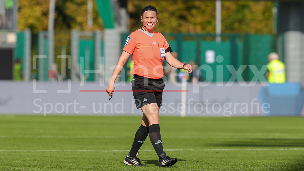 Fussball, Google Pixel Frauen-Bundesliga, VfL Wolfsburg - Bayer 04 Leverkusen | v.li.: FIFA-Schiedsrichterin Angelika Söder, DIE DFB-RICHTLINIEN UNTERSAGEN JEGLICHE NUTZUNG VON FOTOS ALS SEQUENZBILDER UND/ODER VIDEOÄHNLICHE FOTOSTRECKEN. DFB REGULATIONS PROHIBIT ANY USE OF PHOTOGRAPHS AS IMAGE SEQUENCES AND/OR QUASI-VIDEO.