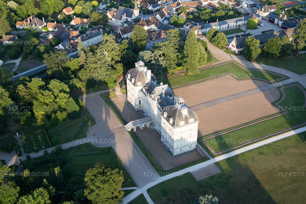 Aerial view: Castle complex of the Château Cheverny - Château de Cheverny in Cheverny in the state Loir et Cher, France. – Photo: IMG_081299.jpg taken on 06/19/2015 by Werner Riehm/FLY-FOTO.com – Resolution of the original: 5472 x 3648 px