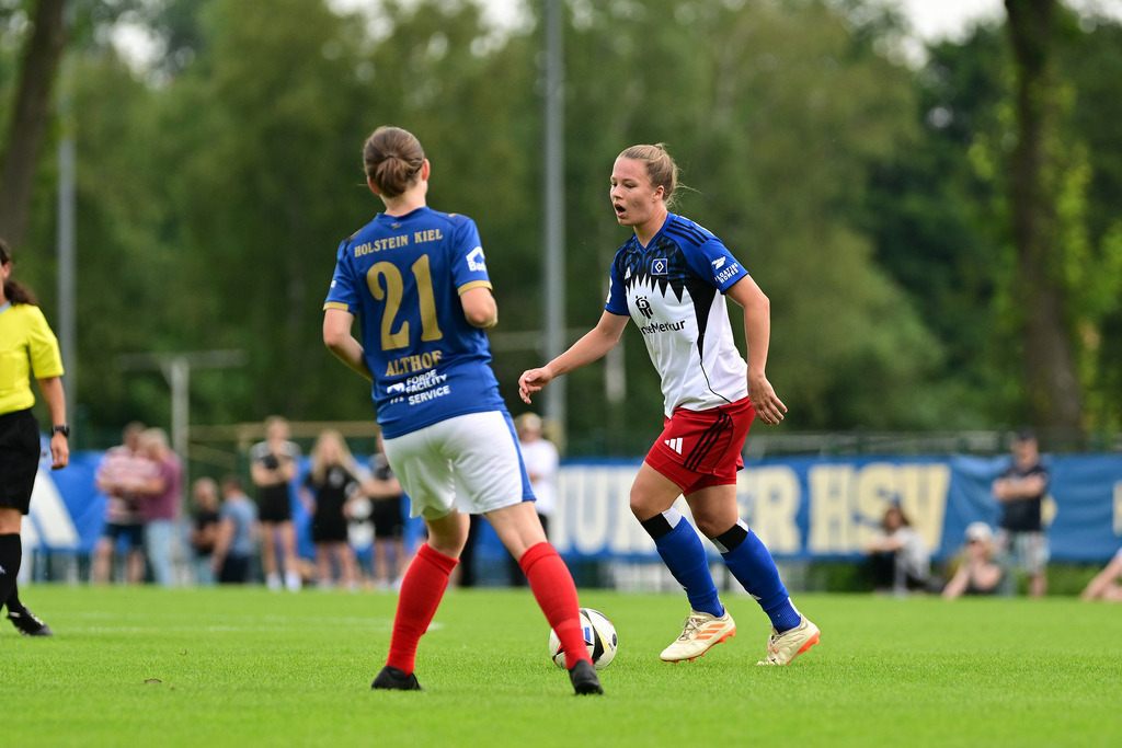 Fußball I Frauen I Saison 2025-2026 I Testspiel I Hamburger SV - Holstein Kiel | Lea Althof (21, Holstein Kiel) Christin Martina Ingrid Meyer (16, Hamburger SV) - Realisiert mit Pictrs.com