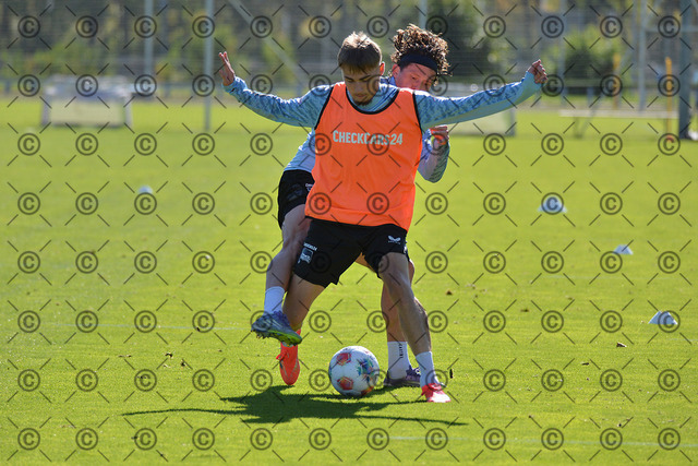 RGE_5965b | Hertha BSC, 2.Bundesliga, Herren, Training, Saison 2025/26, im Bild vorn Marten Winkler ( Hertha BSC ), hinten Fabian Reese ( Hertha BSC ),    Foto: Ralf Gebhardt - Realisiert mit Pictrs.com