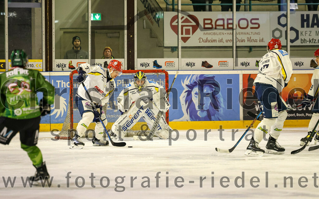 2023-12-26_021_TSV_Erding_gegen_ERV_Schweinfurt | Erding, Deutschland, 26.12.2023:
Eishockey, Bayernliga Vorrunde 2023 / 2024, 20. Spieltag, TSV Erding gegen ERV Schweinfurt, Endergebnis: 9:3

Torwart Benedict Roßberg (ERV Schweinfurt, #42)

Foto: Christian Riedel / fotografie-riedel.net