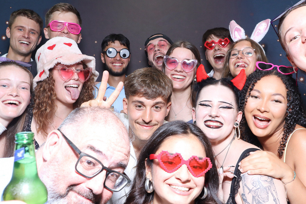 ZD260628112736-91 | Fotoshop von zweidimensional Fotografie. Ihr Fotograf im Aargau. Abzüge von Ihrem Fotobox Event bestellen.Abzüge von Ihrem Hochzeit bestellen.Abzüge von Ihrem Schulfotograf bestellen.