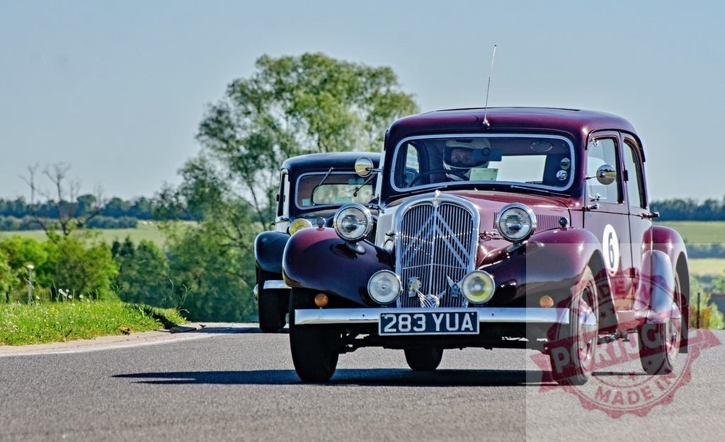 Citroën Traction Avant vintage cars on rural road rally | Two classic Citroën Traction Avant automobiles driving a rally route in the countryside - Realisiert mit Pictrs.com