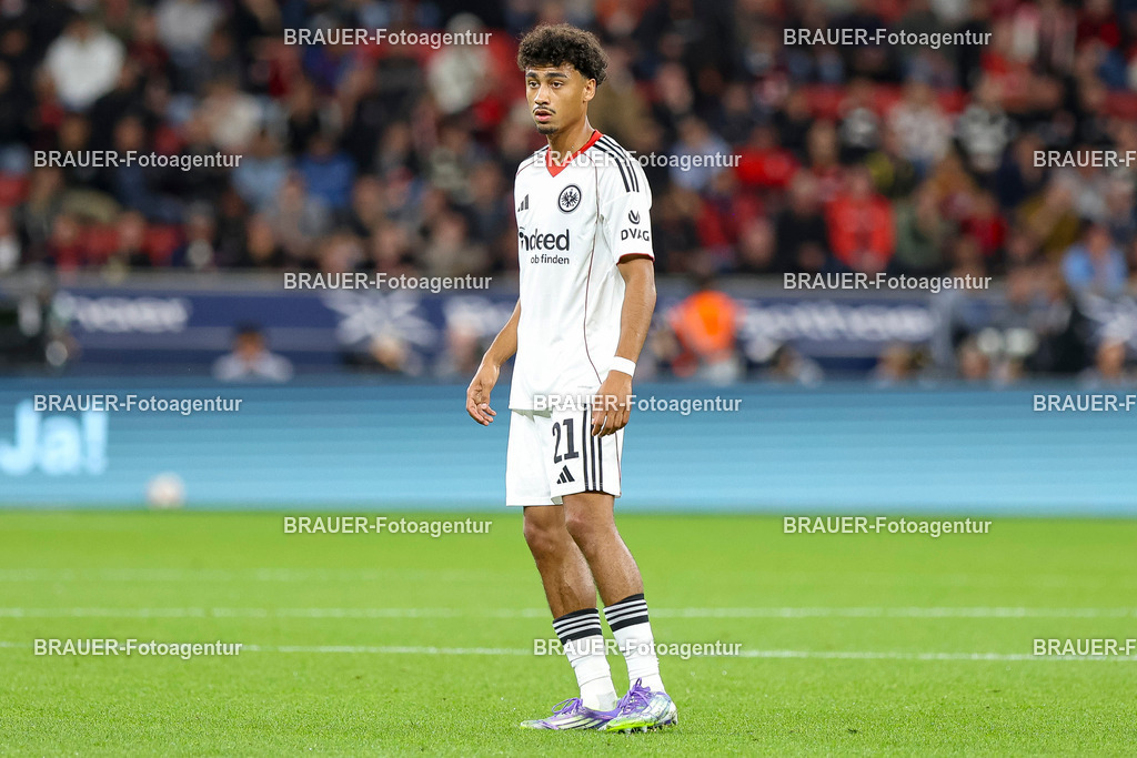 Bayer 04 Leverkusen vs Eintracht Frankfurt - Bundesliga  | Leverkusen, Deutschland, 12.09.25:   Nathaniel Brown (Eintracht Frankfurt) schaut waehrend des Spiels der Bundesliga zwischen  Bayer 04 Leverkusen vs Eintracht Frankfurt in der BayArena(Foto von Brauer-Fotoagentur / Adrian Schlueter)