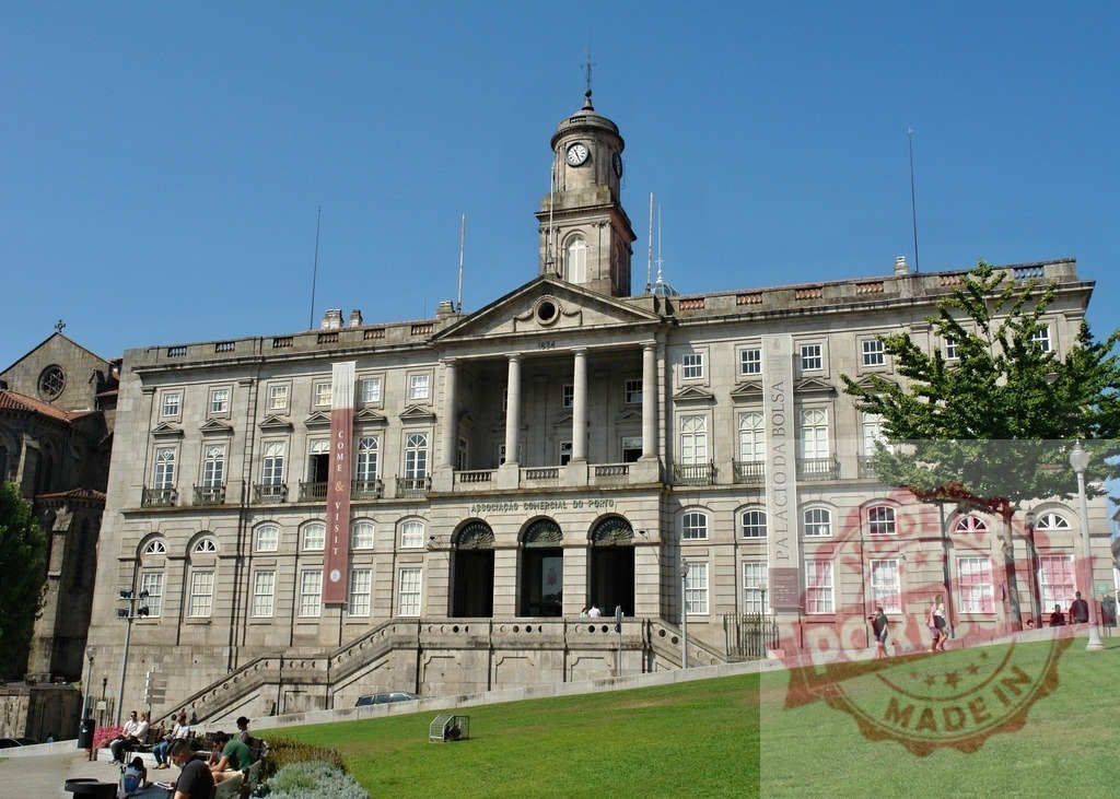 Palácio da Bolsa Neo-Classical architecture in Porto Portugal. Porto - Portugal | Palácio da Bolsa, building of the Stock Exchange Palace, standing under a clear blue sky - Realisiert mit Pictrs.com