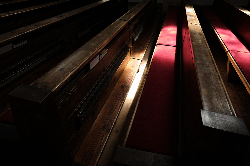 Holzbänke in der Kirche im Sonnenlicht | Stammersdorf , Austria - July 27, 2023: Holzbänke in der Kirche im Sonnenlicht. - Realisiert mit Pictrs.com