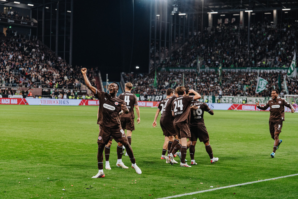 HEV01031 | Der offizielle Shop für FC St. Pauli Fotos. Wähle aus Spielszenen & Fanmomenten dein FCSP Wunschformat. Wir liefern Millerntor-Atmosphäre.