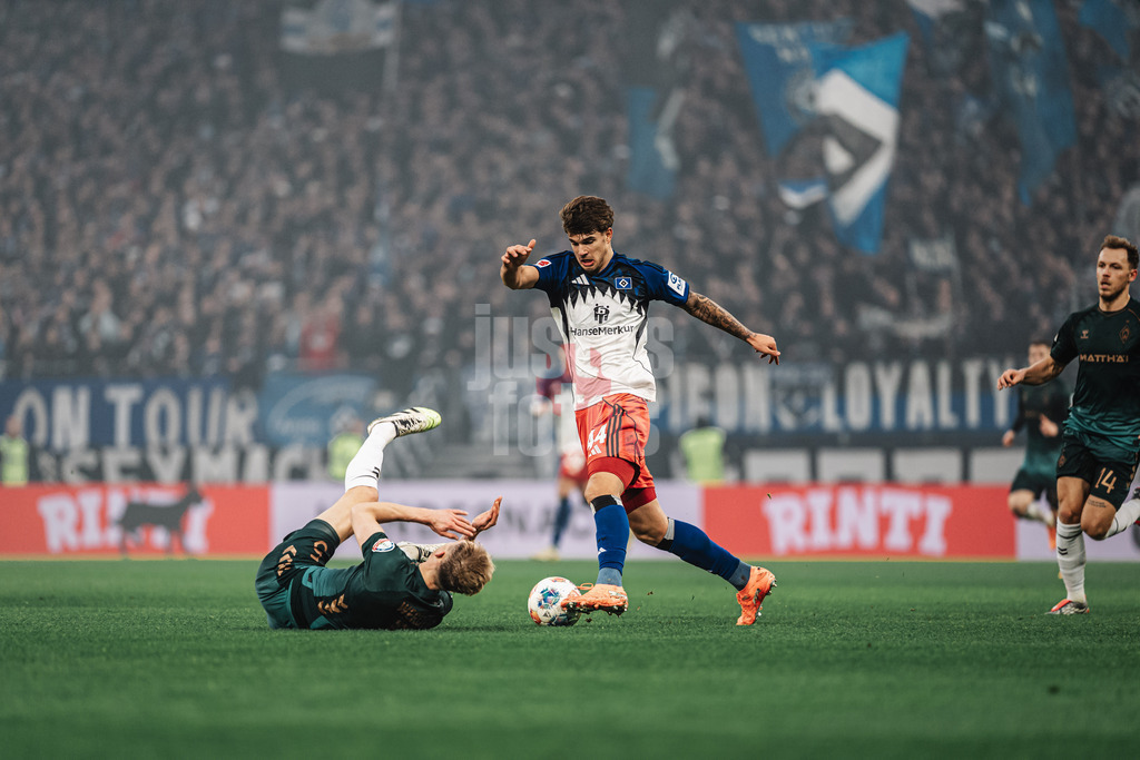 Fußball | Männer | Saison 2025/2026 | 1. Fußball-Bundesliga | 13. Spieltag | Hamburger SV vs. SV Werder Bremen | 07.12.2025 | v.l. Niklas Stark (#04, SV Werder Bremen) gegen Luka Vuskovic (#44, HSV)