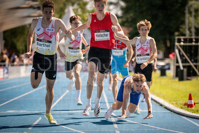 Juniorengala 2026; Mannheim, 13.06.2026 | MANNHEIM, GERMANY - JUNE 13, 2026 :  Lucas Barthel (BEL/Belgium), Theo Hielscher (GER/TSV 1860 Stralsund), with Peter Csikos (SVK/Slovakia) falling competing in the men’s U20 800m final during the Juniorengala 2026 at Michael-Hoffmann-Stadion on June 13, 2026 in Mannheim, Germany.