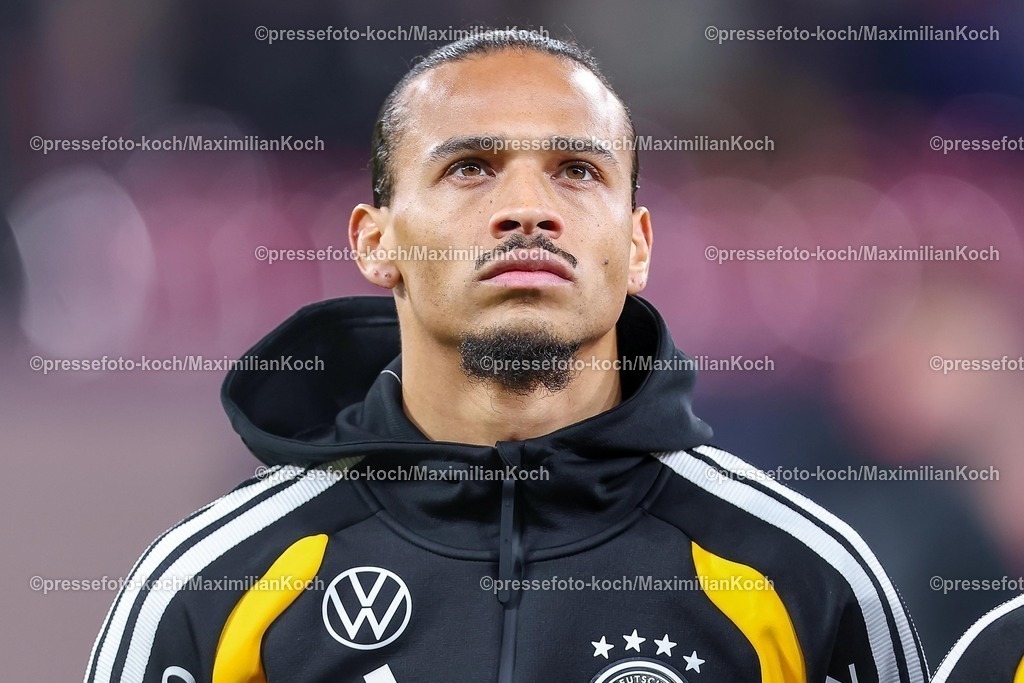 DFB17112501116 | 17.11.2025, Fußball, Länderspiel, WM-Qualifikation Europa, Deutschland - Slowakei, Red Bull Arena (Leipzig), 10. Spieltag, Saison 2025 2026: Leroy Sane (GER #19)  vor dem Spiel bei der NationalhymneRegulations prohibit any use of photographs as image sequences and or quasi-video. vor dem Spiel bei der Nationalhymne