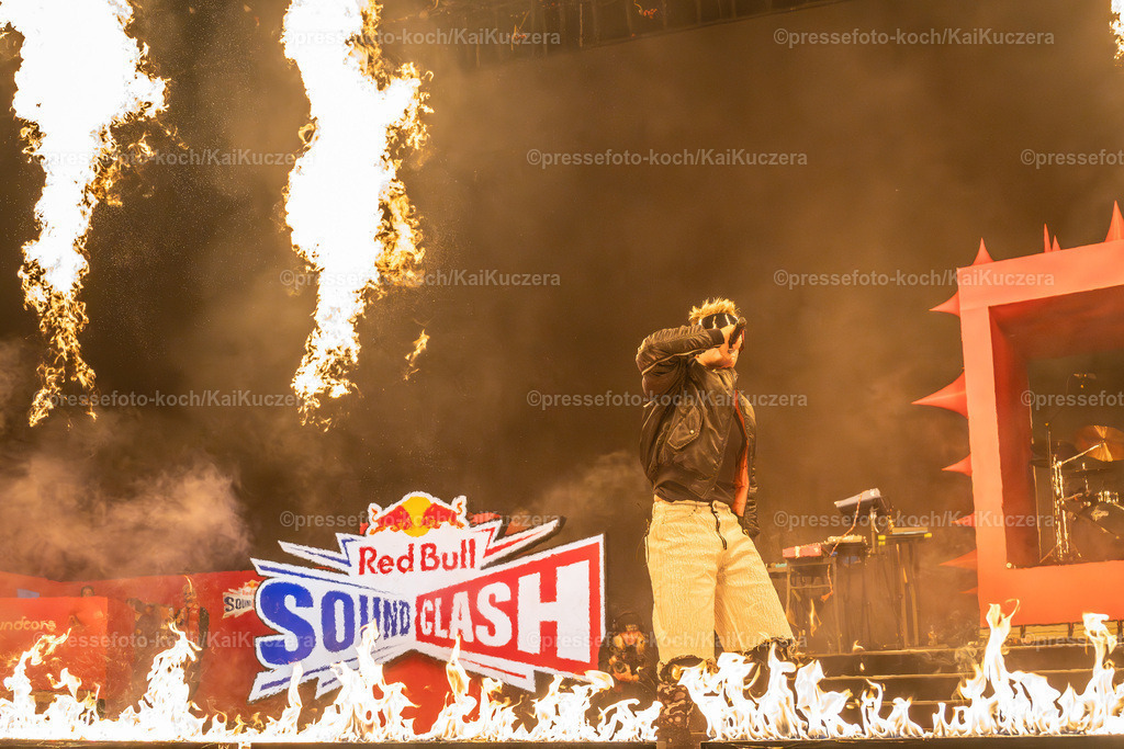 KKU13122401017 | 13.12.2024, xkkux, Düsseldorf, Red Bull Soundclash, PSD Bank Dome, Konzert von Ski Aggu und 01099 gegen Summer Cem und KC Rebell, Im Bild Feuershow Performance von Ski Aggu 