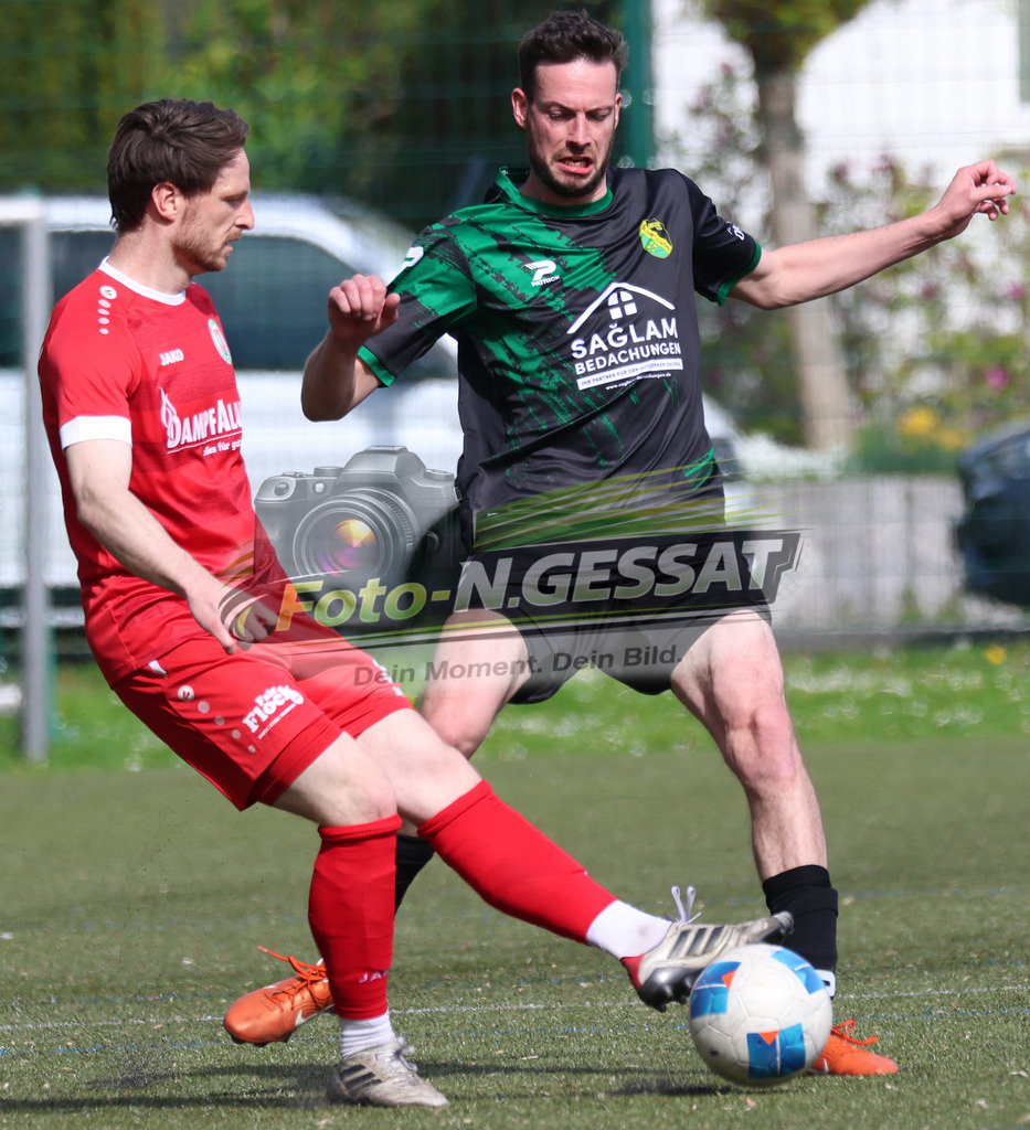 Bünder SV - SC Enger | Auf dem Bild zu sehen: rot Bünder SV: Denis Müller ; schwarz SC Enger: Sebastian Schnittger Bünder SV, SC Enger, Saison 25/26, Kreisliga A, Bünde, Deutschland - Realisiert mit Pictrs.com
