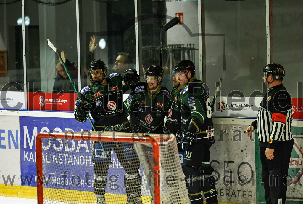 2022-12-02_092_TSV_Erding_gegen_EV_Pegnitz | Erding, Deutschland, 02.12.2022:
Eishockey, Bayernliga 2022 / 2023, 17. Spieltag, TSV Erding gegen EV Pegnitz, Endergebnis: 9:3

Daniel Krzizok (Erding Gladiators, #18), Roni Rukajärvi (Erding Gladiators, #61), Thomas Plihal (Erding Gladiators, #65)

Foto: Christian Riedel / fotografie-riedel.net