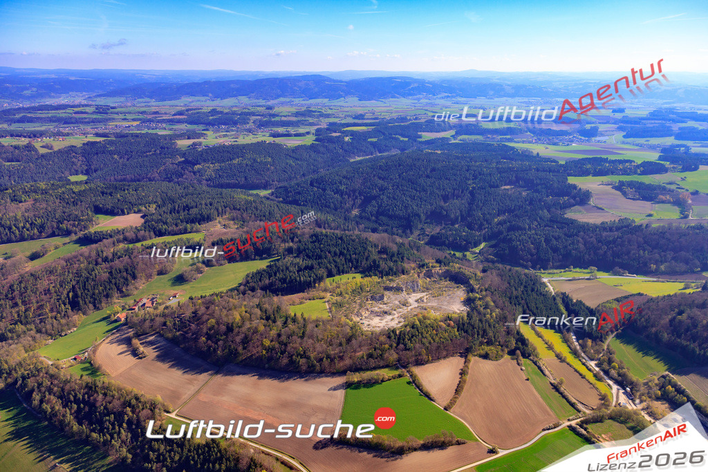 Die Luftaufnahme Gruen - Weissenbrunn wurde 2017 mittels Flugzeug (keine Drohne) erstellt. Perfekte Schärfe und Druck- Auflösung- Garantiert!
