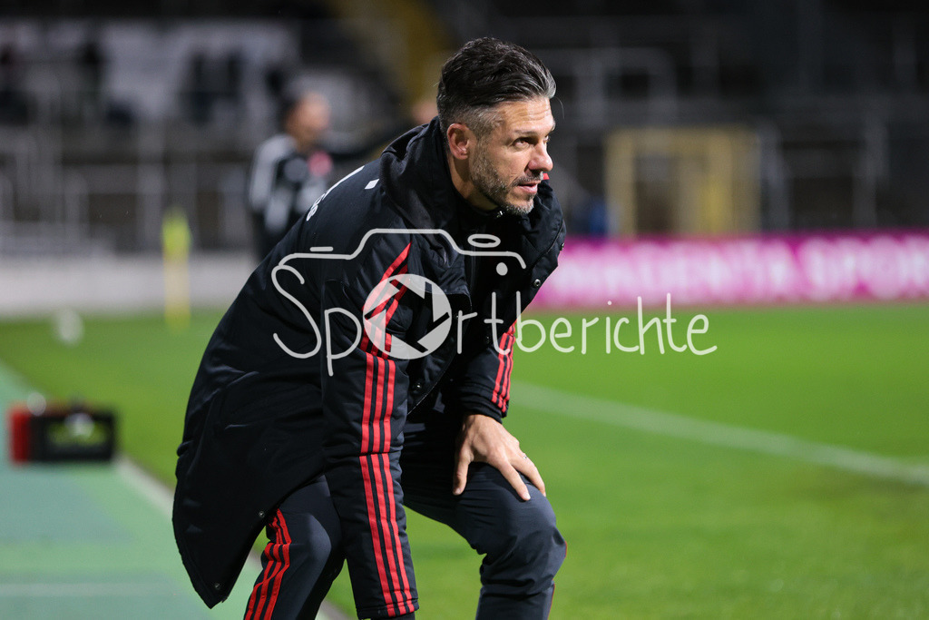 FC Bayern Amateure - 1. FC Nuernberg II | FCB Trainer Martin Demichelis in Aktion
