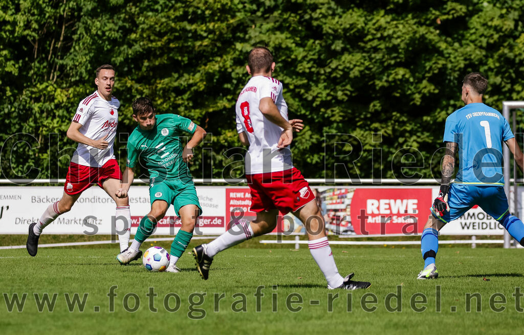 2023-08-26_013_TSV_Ebersberg_gegen_TSV_Oberpframmern | Ebersberg, Deutschland, 26.08.2023:
Fußball, Kreisliga 2023 / 2024, 2. Spieltag, TSV 1877 Ebersberg gegen TSV Oberpframmern, Endergebnis: 5:1

Tobias Leidl (TSV Oberpframmern, #8), Torwart Ludwig Huber (TSV Oberpframmern, #1)

Foto: Christian Riedel / fotografie-riedel.net