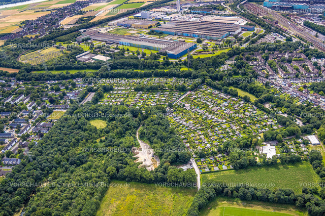 Duisburg240704378-Sued | Luftbild, Duisburg-Süd, KGV "Am Schwarzen Weg" e.V. und Kleingartenverein Erntesegen e.V., umgeben von Wald und Wiesen,  hinten Werk Thyssenkrupp Steel Europe, Hüttenheim, Duisburg, Ruhrgebiet, Nordrhein-Westfalen, Deutschland