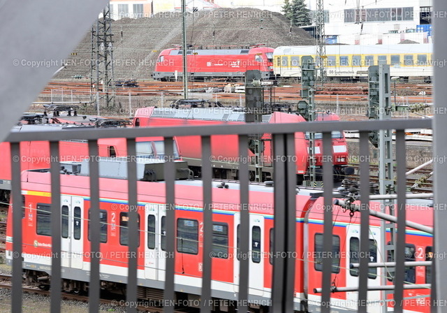 Großstreik am Montag - Deutschland steht still | 24.03.2023 Impressionen Eindrücke Darmstadt Hauptbahnhof Südhessen zu Ankündigung von VERDI und EVG für ganztägigen Warnstreik für Bahnverkehr und Flugverkehr am Montag 27.3.23 mit Auswirkungen auf Osterreiseverkehr und Lieferketten (Foto: Peter Henrich) - Realisiert mit Pictrs.com