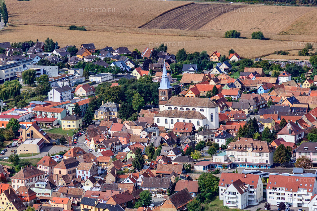 Vue aérienne: Église catholique Saint-Pierre-Saint-Paul à Hochfelden dans le département Bas Rhin, France – .Photo: IMG_53577.jpg prise le 30/09/2012 par Werner Riehm/FLY-FOTO.eu – Résolution de l'original: 4643 x 3095 px
