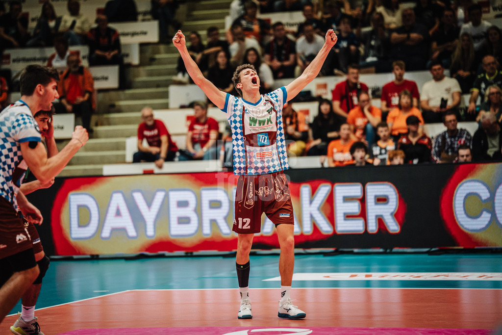 Volleyball | Herren | Saison 2025/2026 | Volleyball Ligacup | VfB Friedrichshafen vs. WWK Volleys Herrsching | 12.10.2024 | Laurenz Welsch (#12, WWK Volleys Herrsching) jubelt