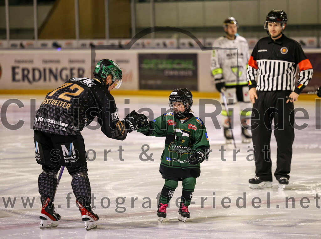 2024-02-16_005_TSV_Erding_gegen_ERSC_Amberg | Erding, Deutschland, 16.02.2024:
Eishockey, Bayernliga Playoffs 2023 / 2024, 1. Spieltag, TSV Erding gegen ERSC Amberg, Endergebnis: 1:2

Leon Abstreiter (Erding Gladiators, #72)

Foto: Christian Riedel / fotografie-riedel.net