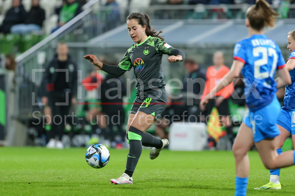 Fussball, Google Pixel Frauen-Bundesliga, VfL Wolfsburg - RB Leipzig | v.li.: Nuria Rabano Blanco (VfL Wolfsburg, 14) am Ball, Einzelbild, Ganzkörper, Aktion, Action, Spielszene, DIE DFB-RICHTLINIEN UNTERSAGEN JEGLICHE NUTZUNG VON FOTOS ALS SEQUENZBILDER UND/ODER VIDEOÄHNLICHE FOTOSTRECKEN. DFB REGULATIONS PROHIBIT ANY USE OF PHOTOGRAPHS AS IMAGE SEQUENCES AND/OR QUASI-VIDEO.