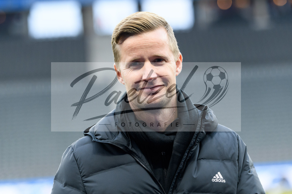 BSCFCB20220123_158 | Fussball, Herren: Vierter Offizieller Arne Aarnik schaut bei dem Spiel der 1. Bundesliga zwischen Hertha BSC und FC Bayern Muenchen im Olypiastadion am 23.01.2022 in Berlin, Deutschland.DFB / DFL REGULATIONS PROHIBIT ANY USE OF PHOTOGRAPHS AS IMAGE SEQUENCES AND/OR QUASI-VIDEO. - Realisiert mit Pictrs.com