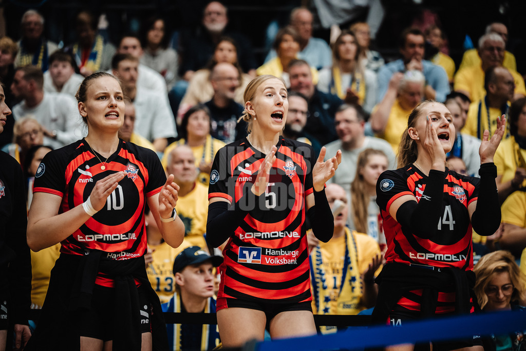 Volleyball | Frauen | Saison 2025/2026 | Volleyball Bundesliga | SSC Palmberg Schwerin vs. ETV Hamburger Volksbank Volleys | 18.10.2025 | v.l. Lena Liegert (#10, ETV Hamburger Volksbank Volleys), Anna Hartig (#5, ETV Hamburger Volksbank Volleys) und Fiona Dittmann (#14, ETV Hamburger Volksbank Volleys) feuern das Team von der Bank aus an