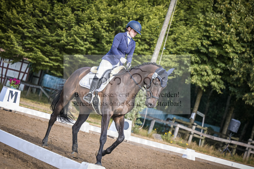DOS_0365 | Entdecke hochwertige Reitturnierfotos von Foto Oger. Professionell, emotional und authentisch – jetzt Lieblingsmomente im Shop bestellen.Deutschlandweite Turnierfotografie. - Realisiert mit Pictrs.com