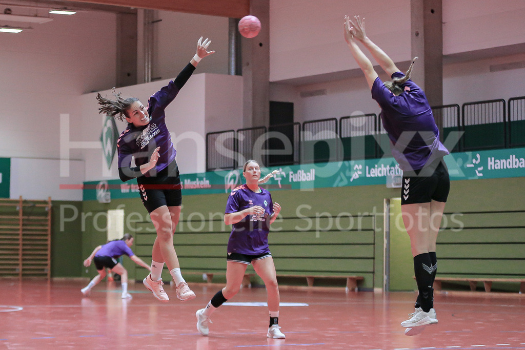 Handball, 2. Bundesliga Frauen, Training SV Werder Bremen | v.li.: Anna Lena Bergmann (SV Werder Bremen, 25) beim Wurf, am Ball, Spielszene, Aktion, Action
