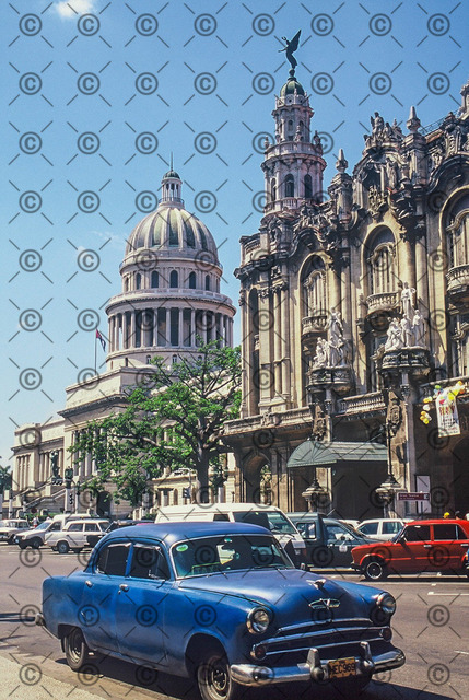 RGE_73r | Amerikanischer Oldtimer vor dem Capitolio und dem Grand Theater  in Havanna.   Fotograf: Ralf Gebhardt - Realisiert mit Pictrs.com
