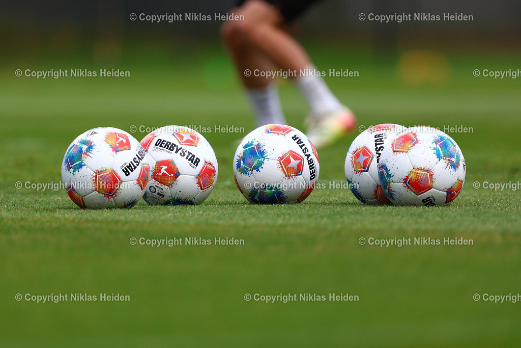 NH_FCStPauli_Training_11072025 | Der offizielle Spielball der Bundesliga beim Training des FC St. Pauli.Fußball I Herren I Training I Saison 2025-2026 I FC St. Pauli I 11.07.2025 I Trainingszentrum FC St. Pauli