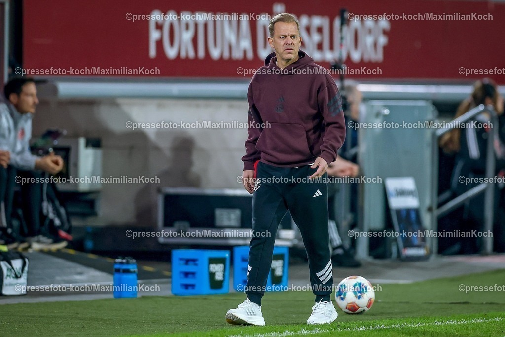 F9527022601085 | 27.02.2026, Fußball, Fortuna Düsseldorf - VfL Bochum, 2. Fußball Bundesliga, Merkur Spiel-Arena, Saison 2025 2026: Cheftrainer Markus Anfang (Fortuna Düsseldorf #hc) gestikulierend am Spielfeldrand   DFB regulations prohibit any use of photographs as image sequences and or quasi-video.