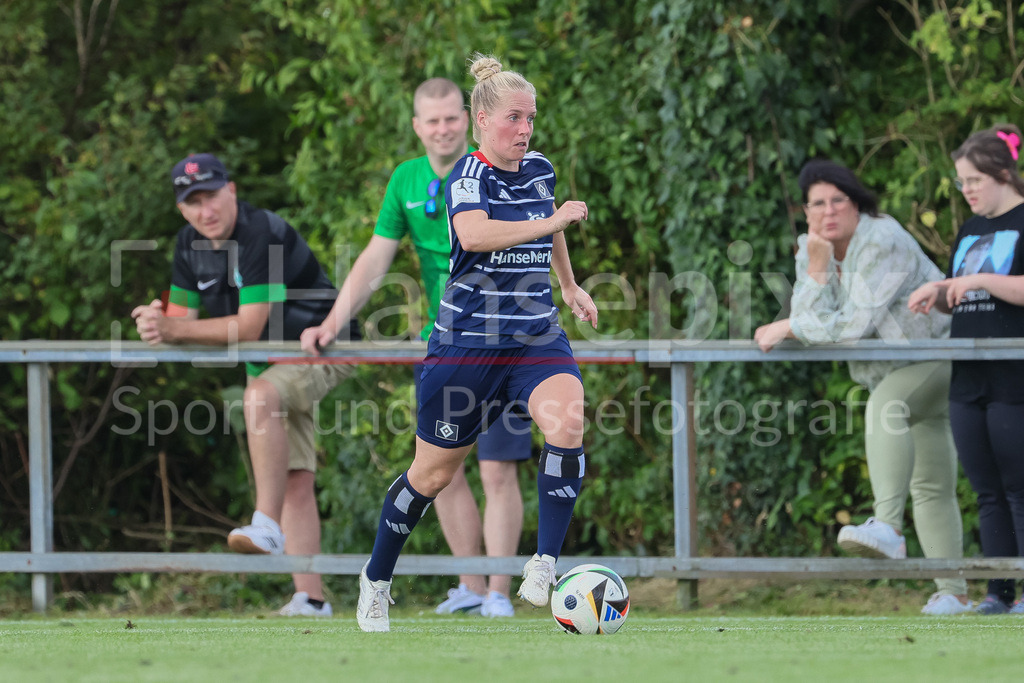 Fussball, Testspiel Frauen, Hamburger SV - SV Werder Bremen | v.li.: Sarah Stöckmann (Hamburger SV, 22) am Ball, Freisteller, Einzelbild, Ganzkörper, Aktion, Action, Spielszene