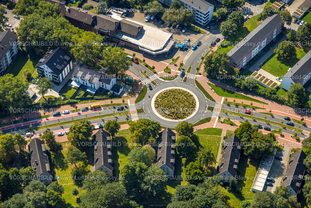 Gladbeck240806046 | Luftbild, Straßenverkehr und bepflanzter Kreisverkehr Horster Straße und Wiesmannstraße, rot markierzer Radweg, Gladbeck Schriftzug in bunten Großbuchstaben mit Skulptur Alwine, Brauck, Gladbeck, Ruhrgebiet, Nordrhein-Westfalen, Deutschland