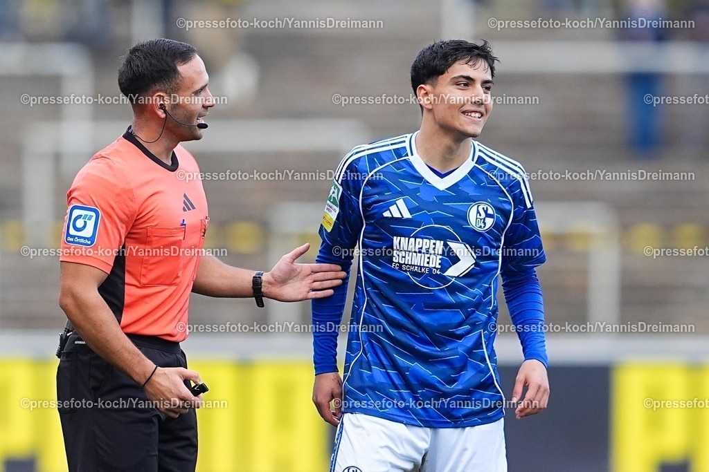 xYDRx08112501076 | 08.11.2025, xydrx, Fußball, Regionalliga West, Borussia Dortmund II - FC Schalke 04 II, Saison 2025 2026, Stadion Rote Erde: Leonidas Exuzidis (Schiedsrichter) diskutiert mit Vincenzo Onofrietti (FC Schalke 04 II #7)