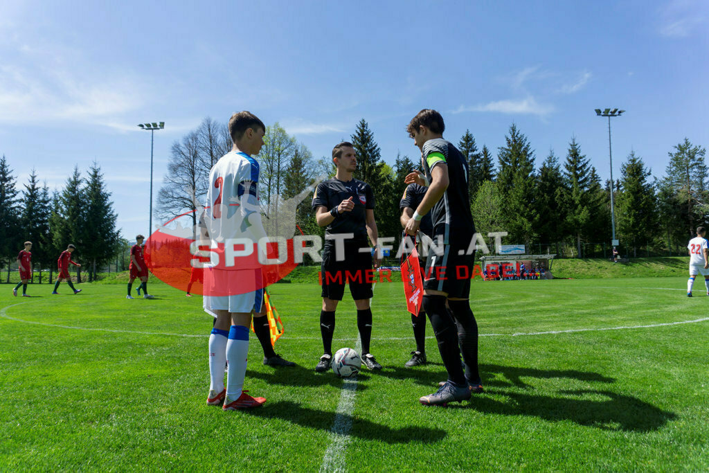 Portugal  U15 -Czech Republic U15 | Ankick, EMANUEL KULTERER (Referee), MATHIAS BODNER (Assistant Referee), JAN LAP (Assistant Referee) STEPAN BERAN (Czech Republic #2) DIOGO FERREIRA (Portugal #1) ; Portugal  U15 -Czech Republic U15 am 29.04.2022 in Arnoldstein
(Sportplatz), AUSTRIA, (Photo by Ernst Krawagner sport-fan.at) - Realisiert mit Pictrs.com