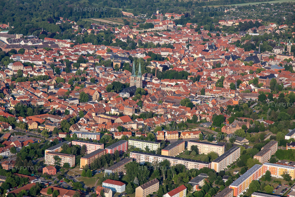 Luftbild: Marktkirche St. Benediktii in Quedlinburg im Bundesland Sachsen-Anhalt in Deutschland. Foto: IMG_136316.jpg vom 15.06.2023 durch Werner Riehm/FLY-FOTO.deWWW.KIRCHEQUEDLINBURG.DE