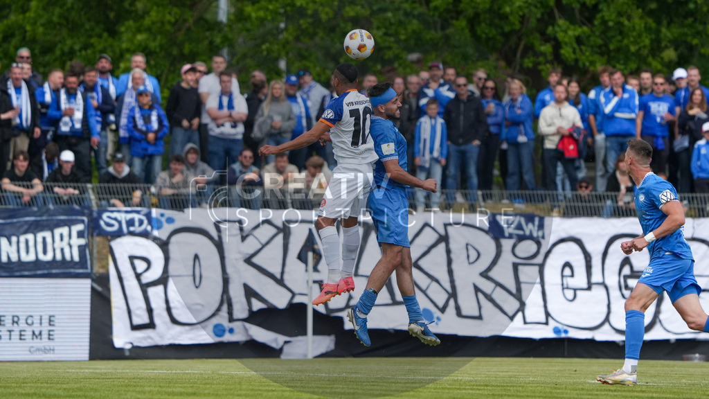Fußball, Herren, Saison 2024/2025, Finaltag der Amateure 2025, Landespokal Brandenburg, Finale, VfB 1921 Krieschow vs. RSV Eintracht 1949, Samstag 24.05.2025, Volksparkstadion Neuruppin, | Fußball, Herren, Saison 2024/2025, Finaltag der Amateure 2025, Landespokal Brandenburg, Finale, VfB 1921 Krieschow vs. RSV Eintracht 1949, Samstag 24.05.2025, Volksparkstadion Neuruppin, Im Bild: Miguel Pereira Rodrigues (l. Krieschow) und Ernes Matjaz (r. RSV) - Realisiert mit Pictrs.com